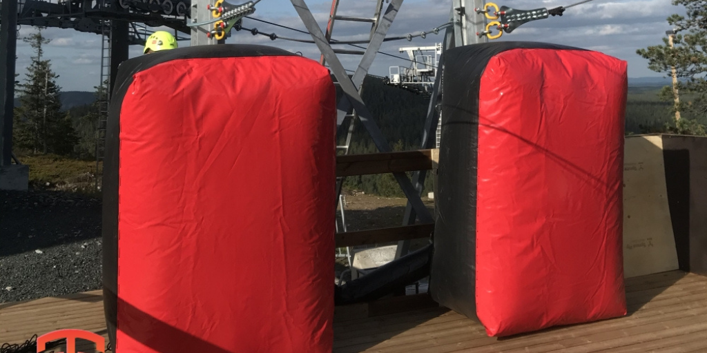 Denken Sie darüber nach, an einem Zipline-Abenteuer teilzunehmen? Suchen Sie nach Betreibern, die der Sicherheit Priorität einräumen, indem sie Notstoppvorrichtungen (EADs) in ihren Betrieb integrieren.