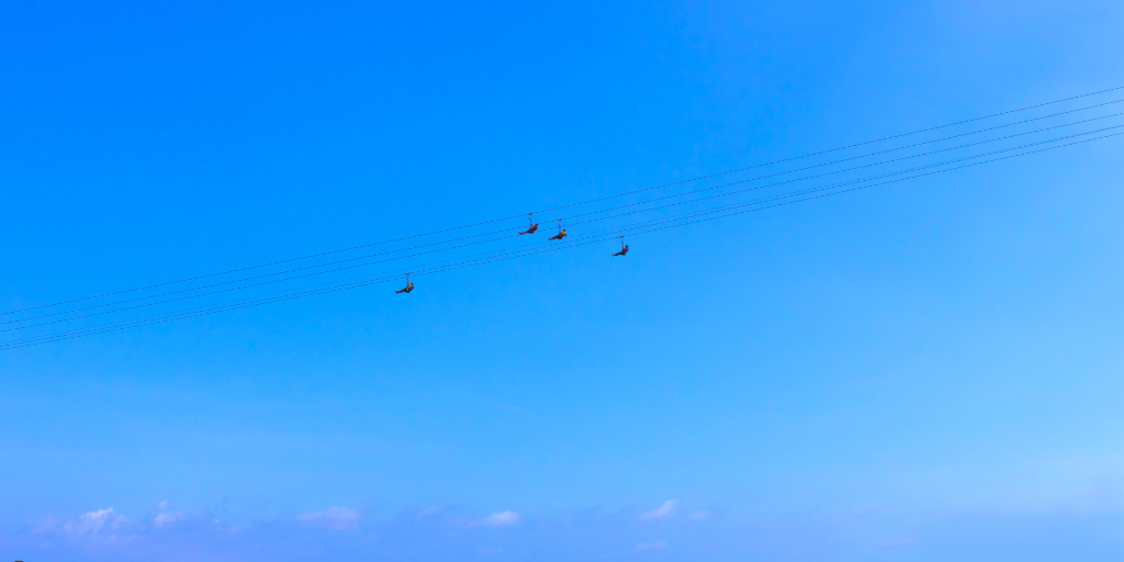 Verander uw zipline ervaring met Skywalker's expert engineering oplossingen! Van structurele krachtanalyse tot snelheden en kinetische krachten.